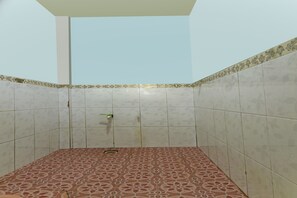 Habitación básica doble | Baño | Regadera, regadera tipo lluvia, papel de baño