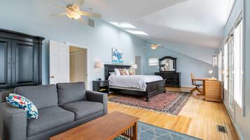 3 bedrooms, desk, iron/ironing board, free WiFi