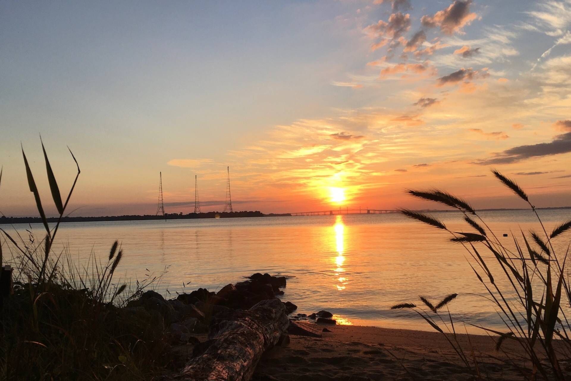 Sur la plage, chaise longue, serviettes de plage