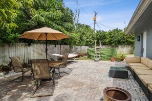 Outdoor dining - Beautiful beach home downtown Boynton minutes to any desire possible (Boynton Beach)