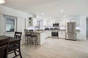Private kitchen - Beautiful beach home downtown Boynton minutes to any desire possible (Boynton Beach)