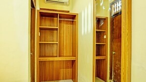 Un armario de madera con varios estantes y un espejo.