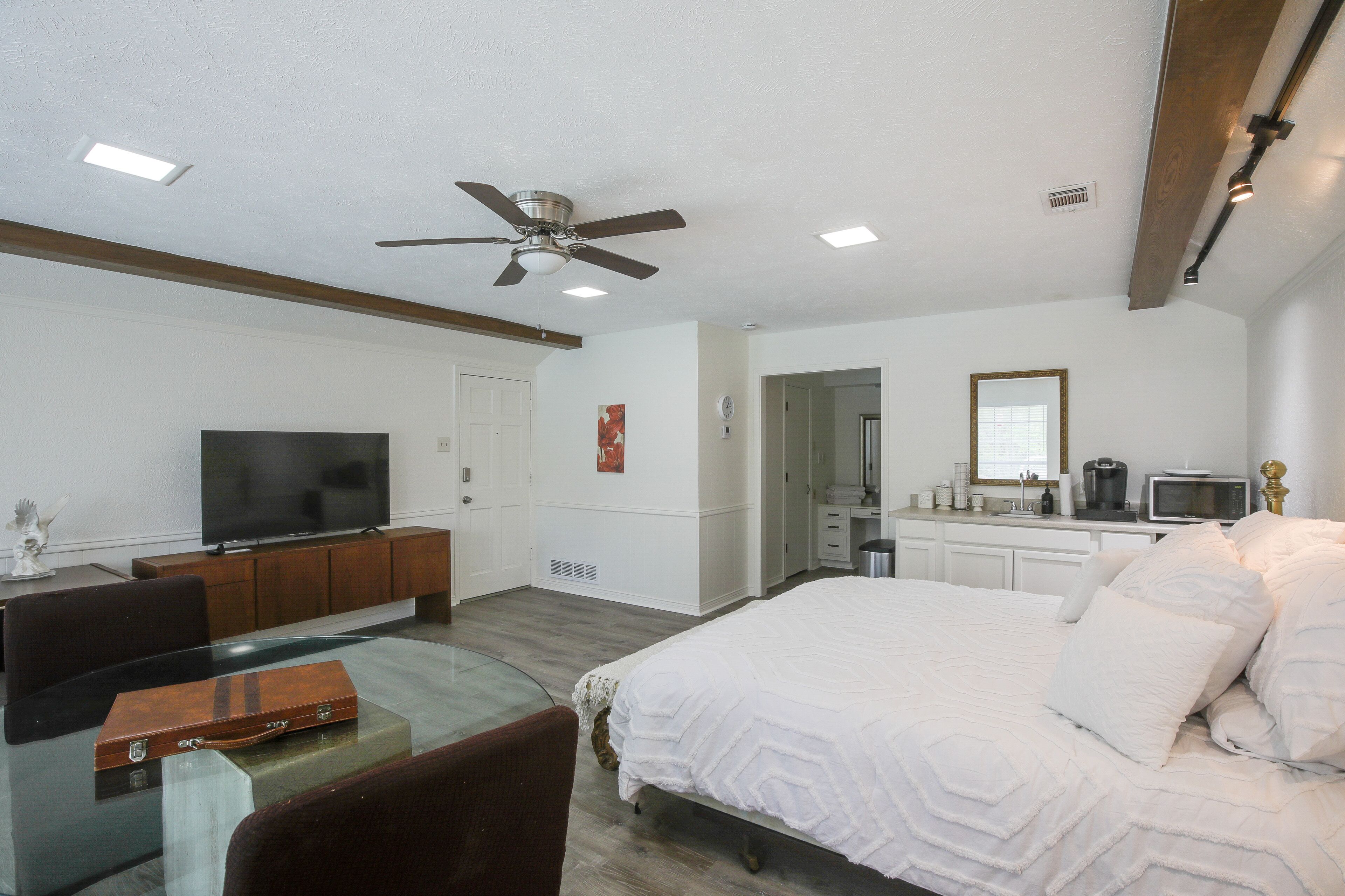 Skrivebord, internettilgang og sengetøy