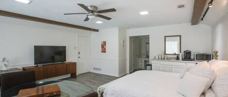 Skrivebord, internettilgang og sengetøy