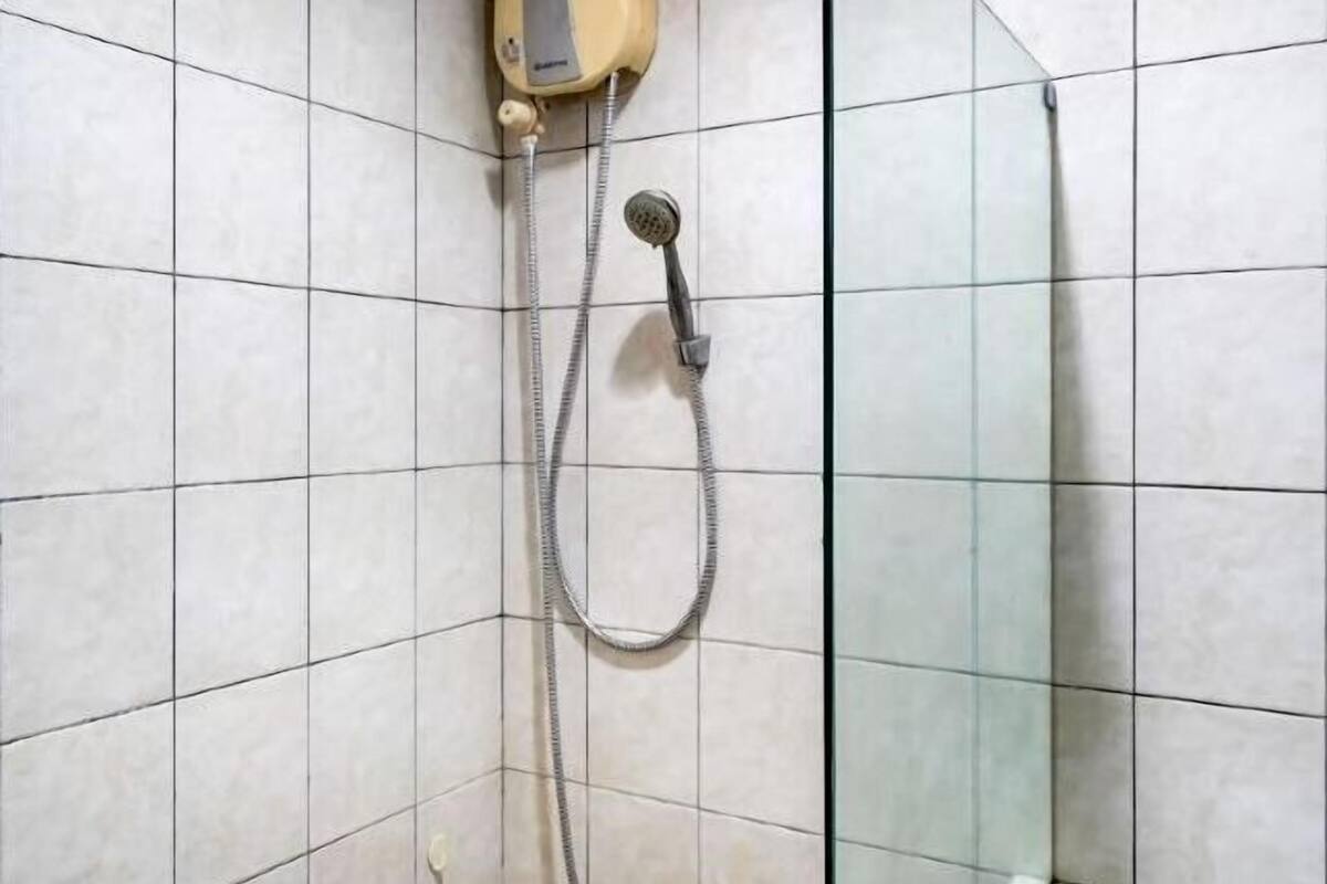 Salle de bain | Douche, serviettes fournies, papier toilette