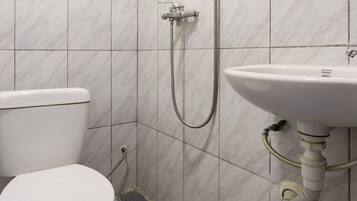 Standard-Doppelzimmer | Badezimmer | Dusche, Regendusche, Toilettenpapier