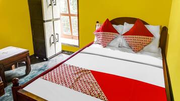 Standard Double Room | Desk, bed sheets