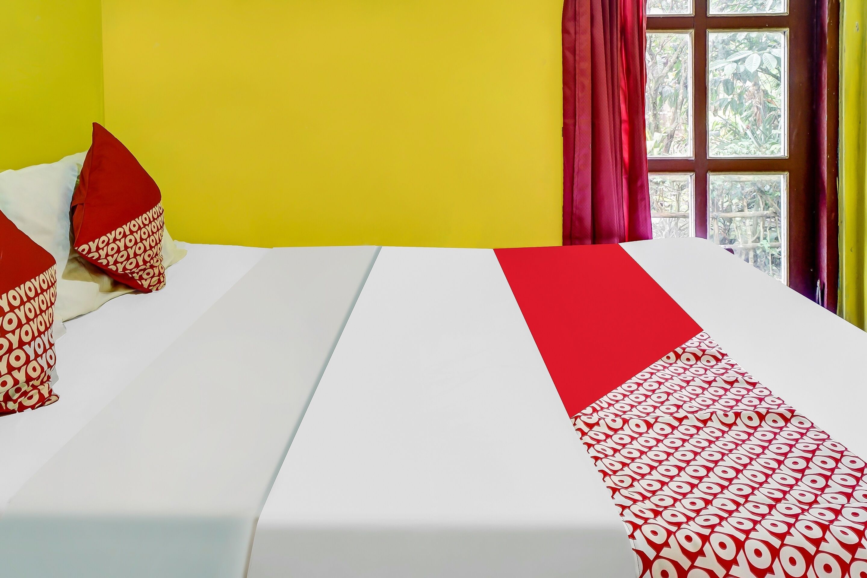 Desk, bed sheets