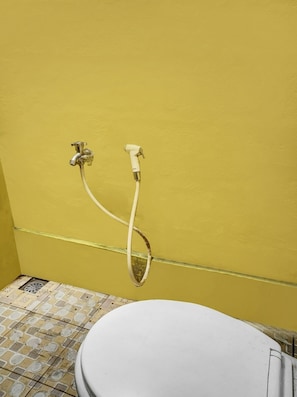 Standard-Doppelzimmer | Badezimmer | Dusche, Regendusche, Toilettenpapier