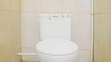 Quarto casal standard | Banheiro | Chuveiro, toalhas de banho, papel higiênico