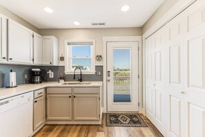 Kühlschrank, Mikrowelle, Herdplatte, Geschirrspüler