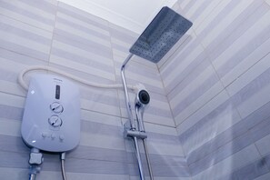 Douche, douche cascade, pantoufles, serviettes fournies