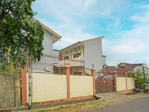 Front of property - Hotel O Kilana Homestay (Makassar)