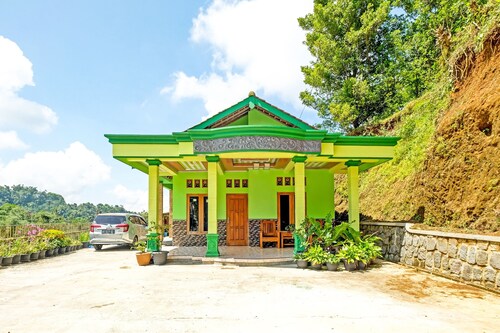 OYO Homes 91095 Desa Wisata Conto