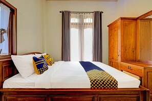 Economy-Doppelzimmer | Schreibtisch, laptopgeeigneter Arbeitsplatz, Bettwäsche