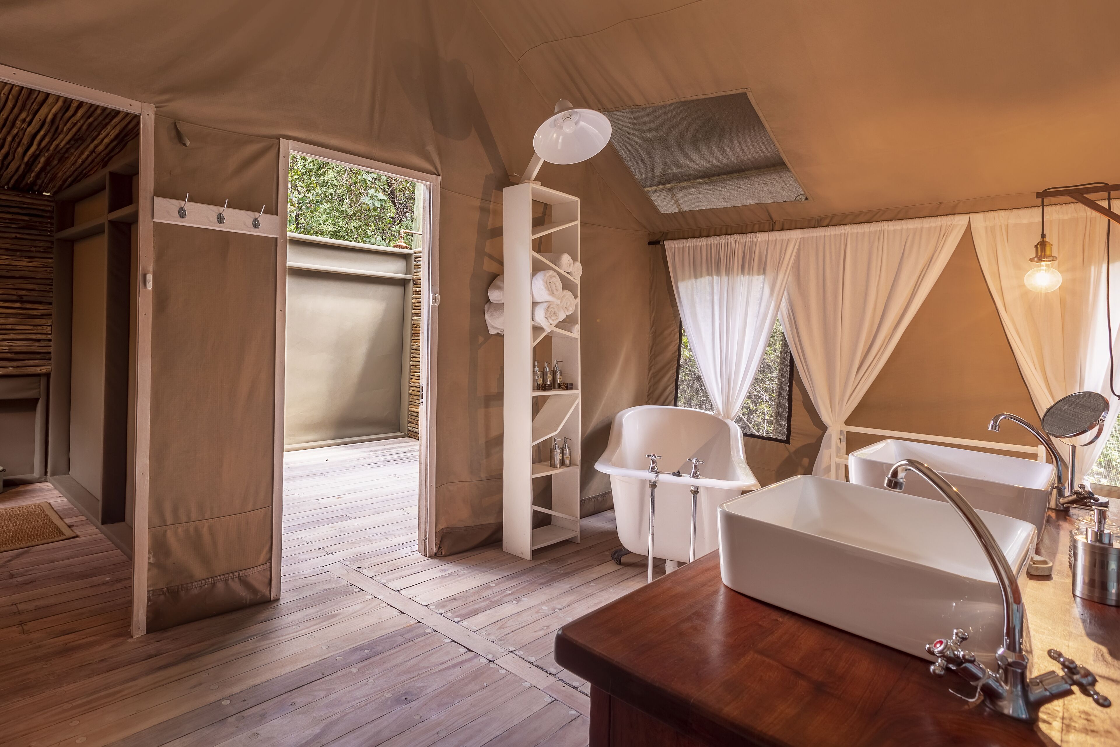 Quarto superluxo, 1 cama King | Banheiro | Banheira e chuveiro separados, toalhas de banho, sabonete, shampoo
