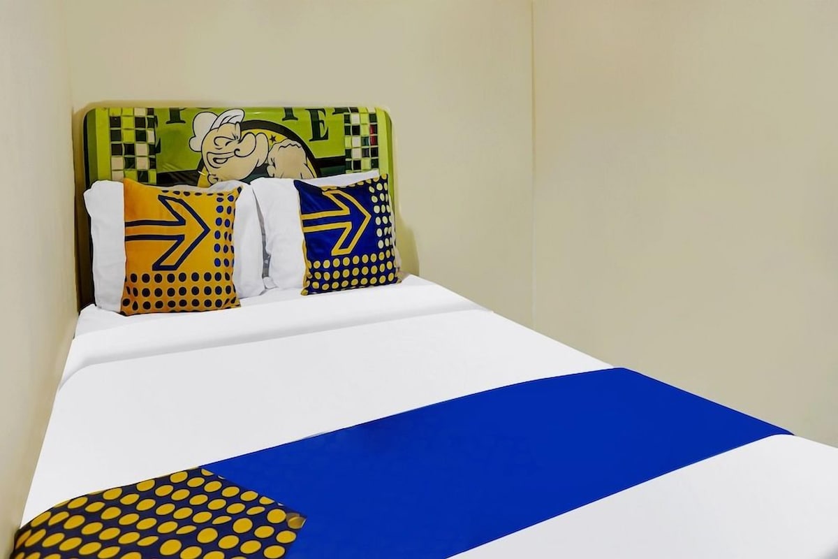 Een kluis op de kamer, een bureau, een laptopwerkplek, beddengoed