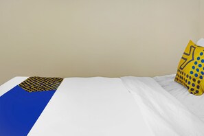 Quarto casal econômico | Cofres nos quartos, escrivaninha, espaço de trabalho para notebook