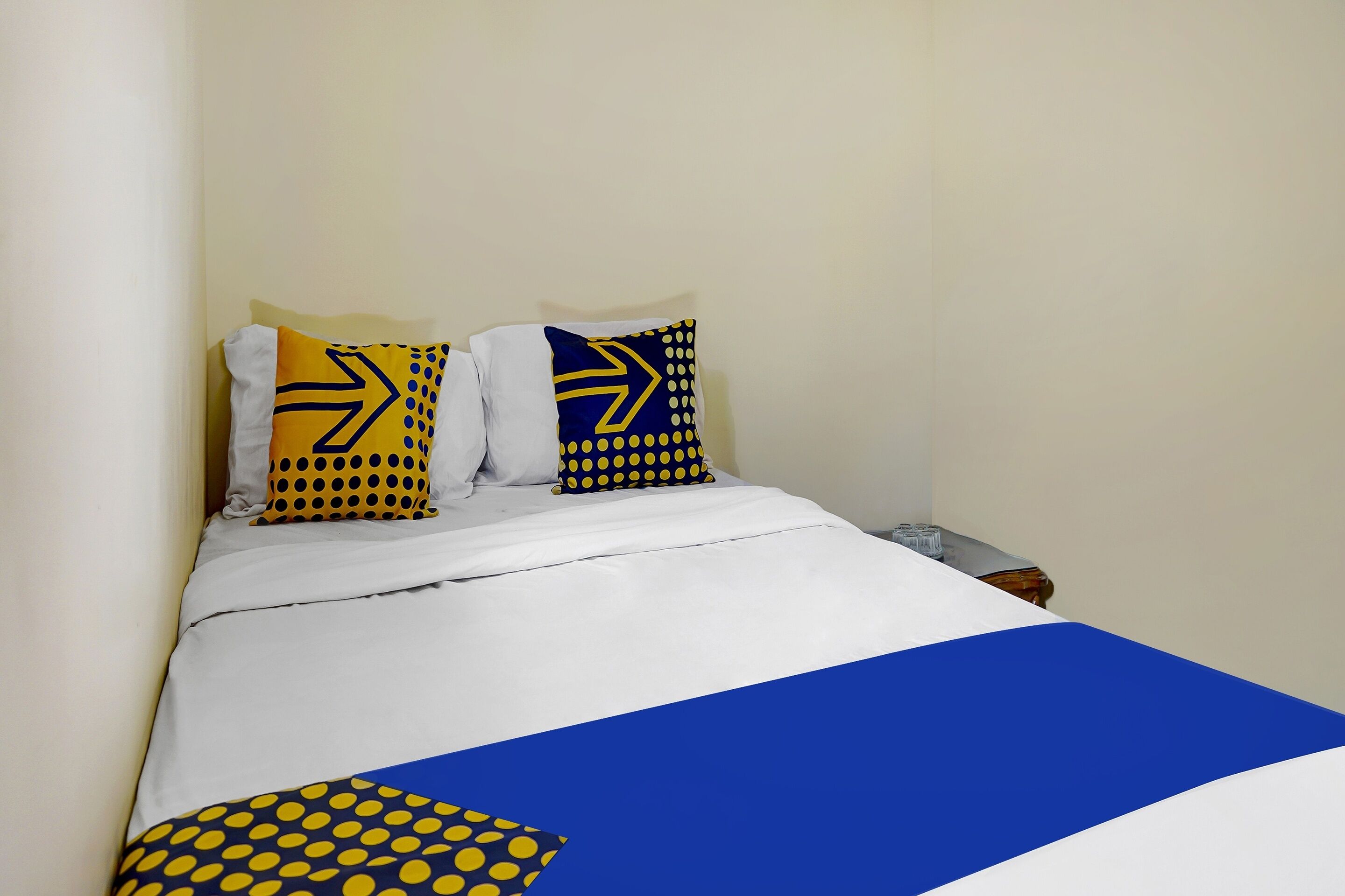 Kamar Double Ekonomi | Brankas, meja kerja, ruang kerja ramah laptop, dan seprai linen