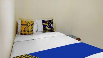 Kamar Double Ekonomi | Brankas, meja kerja, ruang kerja ramah laptop, dan seprai linen