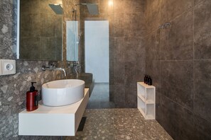 Shower, hair dryer, bidet, towels - 2BDR Villa Berawa (Bali)