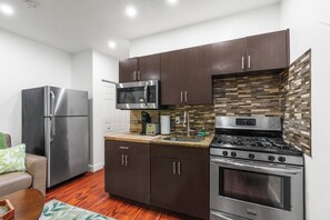 Réfrigérateur, four, cafetière/bouilloire