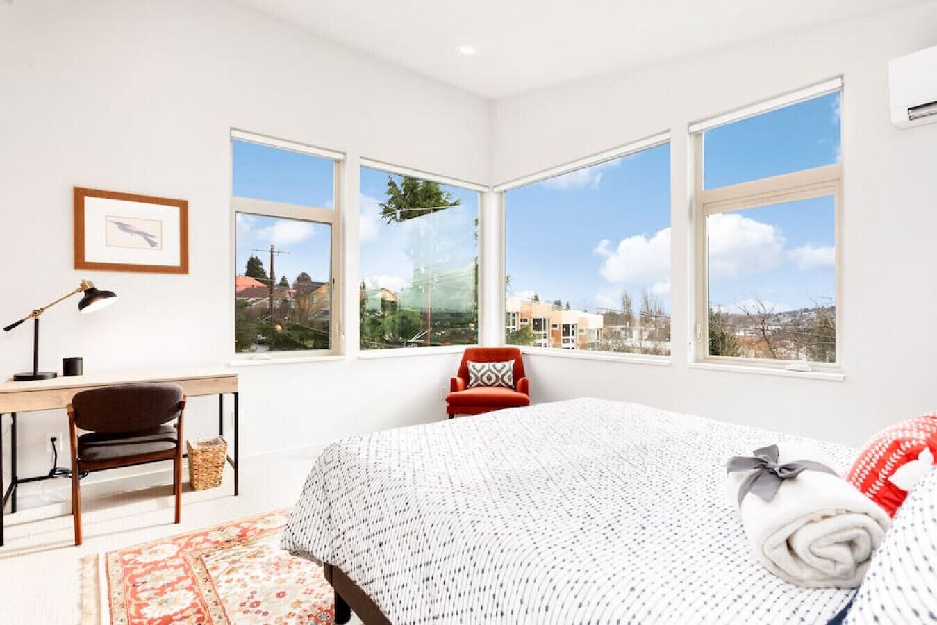 3 chambres, bureau, fer et planche à repasser, lit parapluie