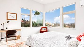 3 chambres, bureau, fer et planche à repasser, lit parapluie