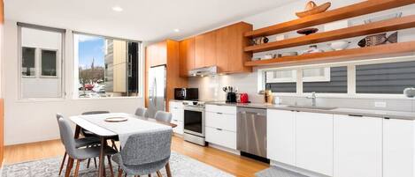 Jääkaappi, mikroaaltouuni, uuni, liesi