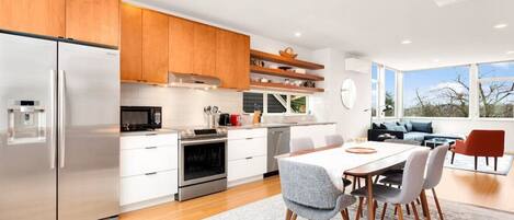 Réfrigérateur, micro-ondes, four, plaque de cuisson