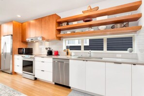 Frigorifero, microonde, forno, piano cottura