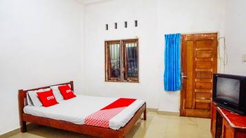 Kamar Double Deluks | Meja kerja dan seprai linen