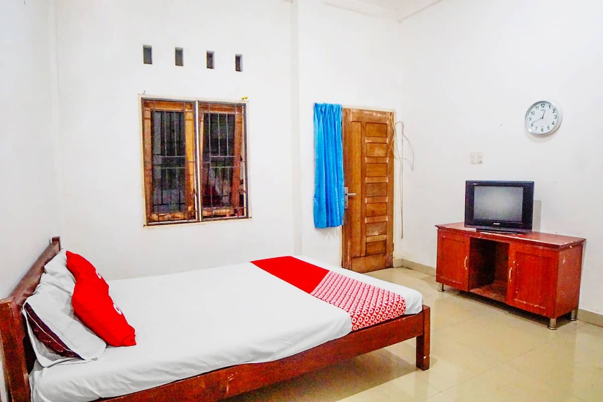 Kamar Double Deluks | Meja kerja dan seprai linen