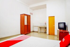 Deluxe Double Room | Desk, bed sheets
