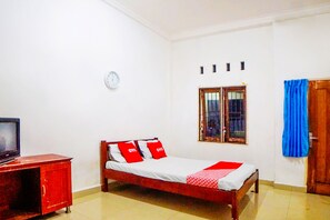 Deluxe Double Room | Desk, bed sheets