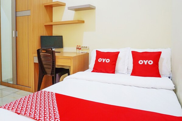 Deluxe Double Room | In-room safe, desk, laptop workspace, free WiFi