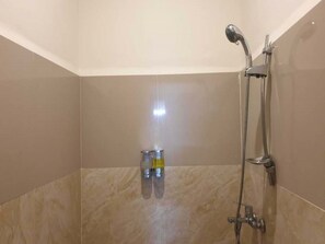 Deluxe Double Room | Bathroom | Shower, rainfall showerhead, towels, toilet paper