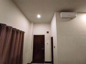 Deluxe Double Room | Free WiFi, bed sheets - Hotel O Subur (Makassar)