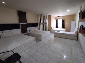 Deluxe Studio | Free WiFi, bed sheets - Hotel O Subur (Makassar)