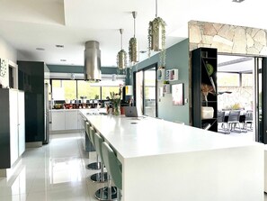 Fridge, microwave, oven, stovetop - A prestigious villa with 2 swimming pools and 1 spa in the south of France (Saint-Gély-du-Fesc)