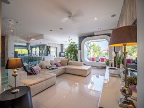 Lobby - A prestigious villa with 2 swimming pools and 1 spa in the south of France (Saint-Gély-du-Fesc)