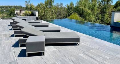 A prestigious villa with 2 swimming pools and 1 spa in the south of France