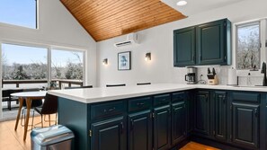 Fridge, oven, stovetop, coffee/tea maker