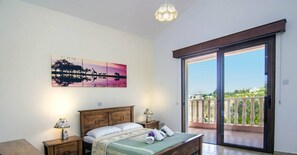 4 bedrooms, iron/ironing board, Internet, bed sheets