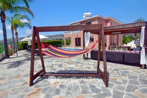 Outdoor dining - Family Villa Short Walk To Coral Bay Strip 5 Min and Pub, shops etc (Peyia)