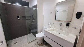 Shower, towels - Beautifull Apartment In 5ta Av, Near To The Beach (Playa del Carmen)