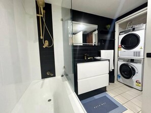 Signature Apartment | Bathroom