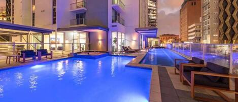 2 outdoor pools