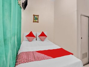 Standard Double Room | Free WiFi, bed sheets - OYO Life 90523 Homestay Jenggolo (Sidoarjo)
