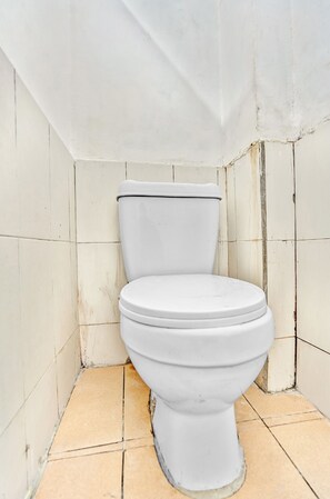 Standard Double Room | Bathroom | Shower, towels, toilet paper